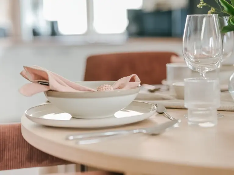 Set dining table in the Stay Eden SAPPHIRE BLUE apartment in Ramstein, featuring modern tableware and a clean, bright layout.