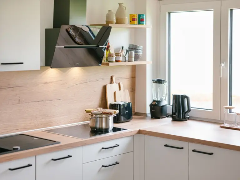 Kitchen in the Stay Eden SAPPHIRE BLUE apartment in Ramstein, featuring modern appliances, clean countertops, and bright, functional design.