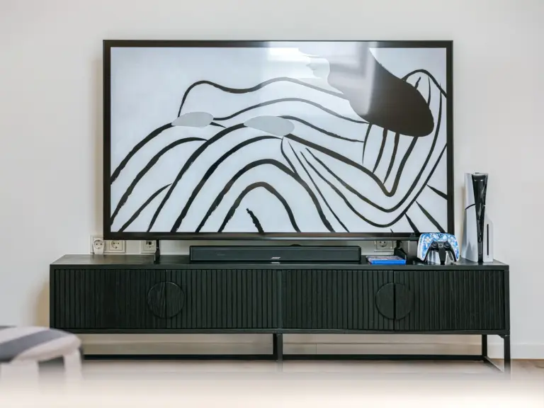 Living room in the Stay Eden SAPPHIRE BLUE apartment in Ramstein, featuring a wall-mounted 4K smart TV and modern décor.