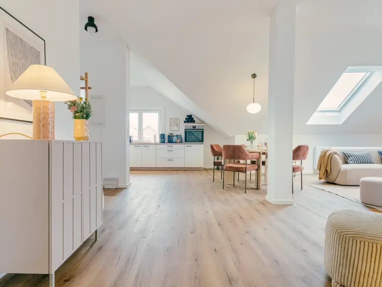 Open-plan living and dining area in the Stay Eden SAPPHIRE BLUE apartment in Ramstein, featuring modern furnishings and a bright, spacious layout.