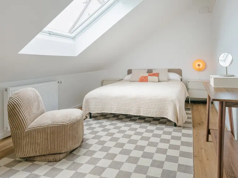 Second bedroom in the Stay Eden SAPPHIRE BLUE apartment in Ramstein, featuring a cozy bed, modern décor, and soft lighting.