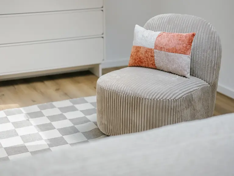 Second bedroom in the Stay Eden SAPPHIRE BLUE apartment in Ramstein, featuring a cozy lounge chair next to the bed.