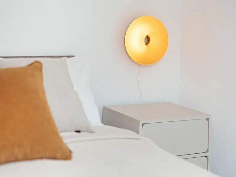 Second bedroom in the Stay Eden SAPPHIRE BLUE apartment in Ramstein, featuring a stylish bedside lamp that adds soft ambient lighting.